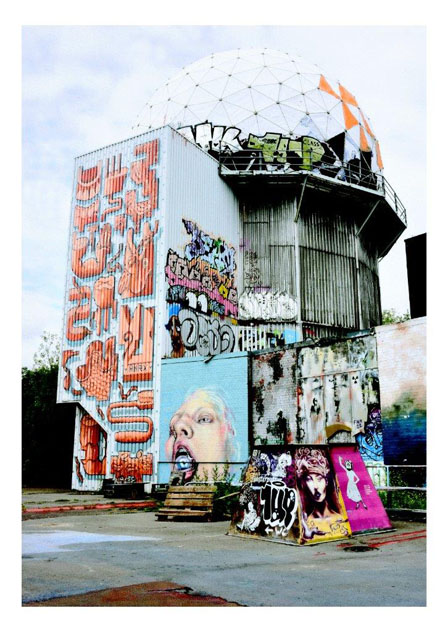 Aus der Serie FEHLFARBEN (Berlin, Teufelsberg 2), 2020, Fotografie, bermalt, Aufl. 3 Unikate + 2 e.a.